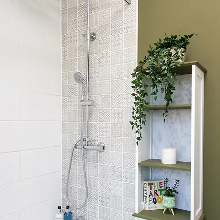 Charming Family With Stoves, Garden & Parking