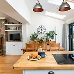 Charming Family With Stoves, Garden & Parking Apartment