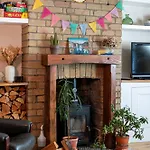 Charming Family With Stoves, Garden & Parking *