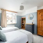 Charming Family With Stoves, Garden & Parking Apartment *