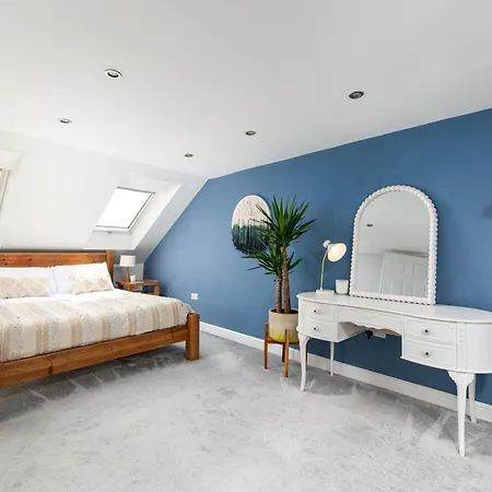 Charming Family With Stoves, Garden & Parking شقة