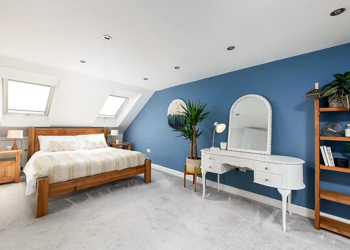 Charming Family With Stoves, Garden & Parking شقة