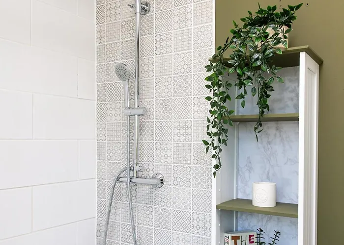 Charming Family With Stoves, Garden & Parking