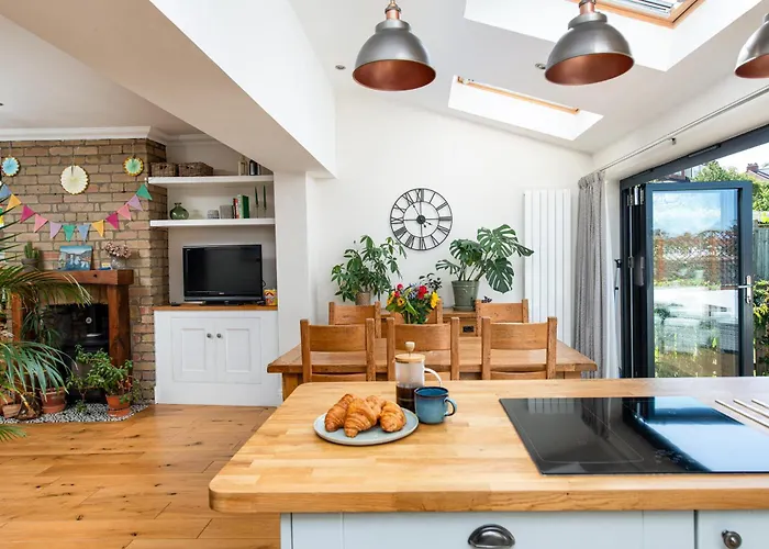 Charming Family With Stoves, Garden & Parking شقة