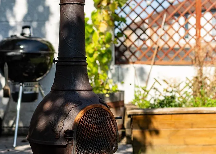 Charming Family With Stoves, Garden & Parking شقة