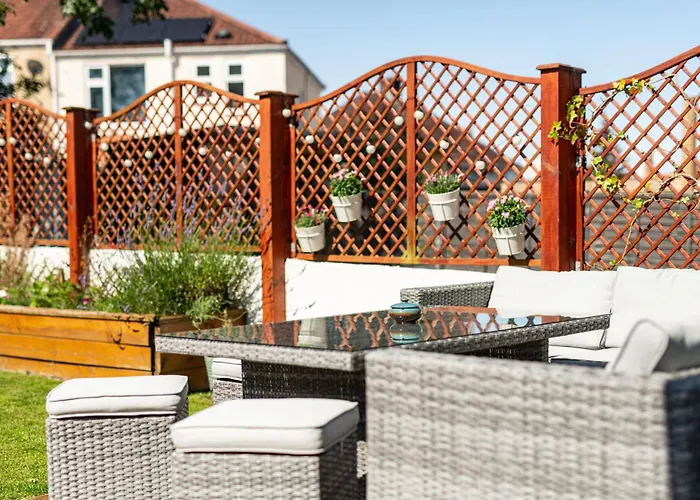 Charming Family With Stoves, Garden & Parking * بريستول