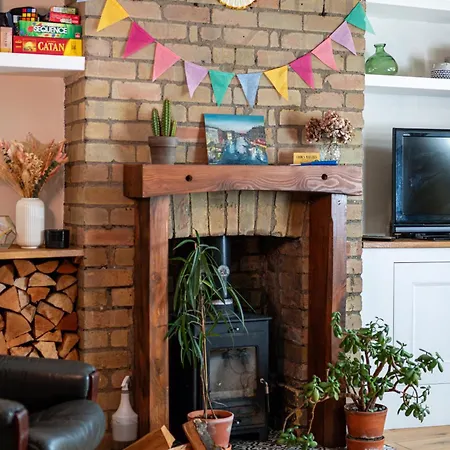 Charming Family With Stoves, Garden & Parking *