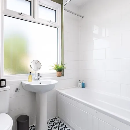 Charming Family With Stoves, Garden & Parking