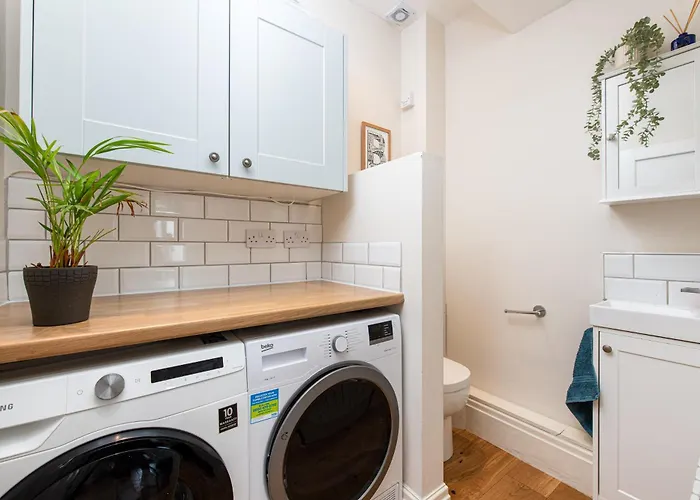 Charming Family With Stoves, Garden & Parking *